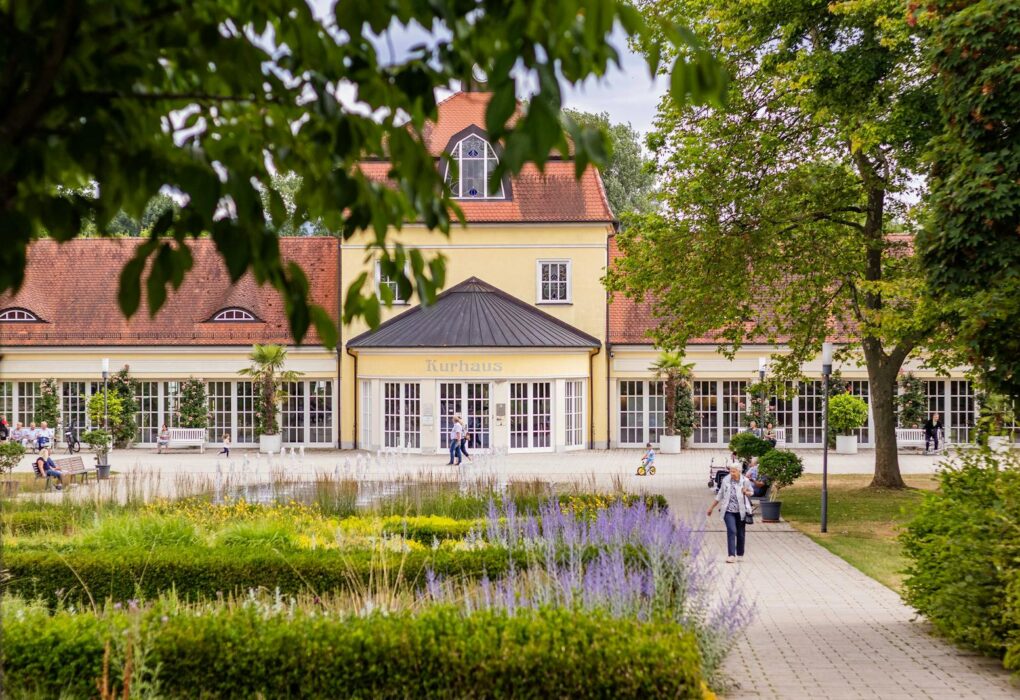 Kurhaus mit gepflegtem Garten als Symbolbild fuer Adipositas Rehaklinik Bayern