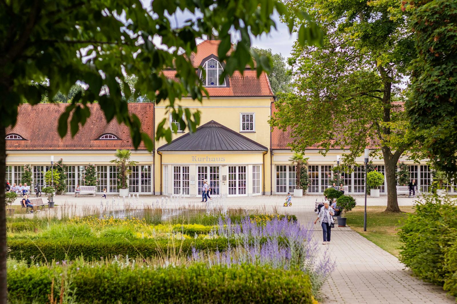 Kurhaus mit gepflegtem Garten als Symbolbild fuer Adipositas Rehaklinik Bayern