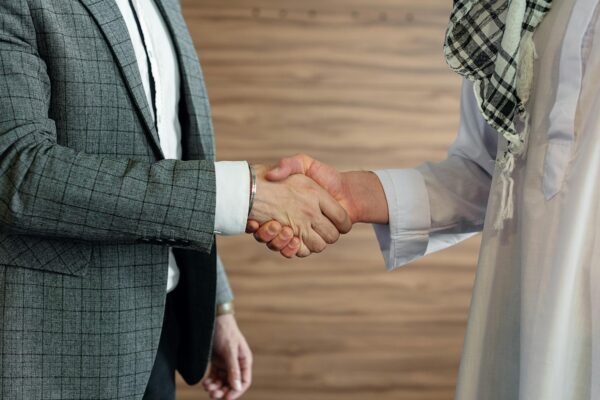 Handschlag zwischen Geschäftspartnern - Symbolbild Kooperation