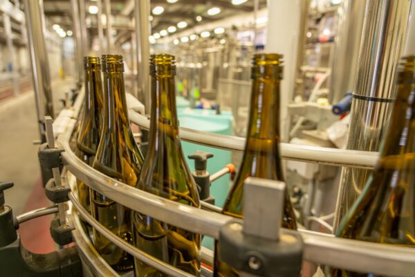 Glasflaschen auf Produktionslinie - Glasindustrie Bayern