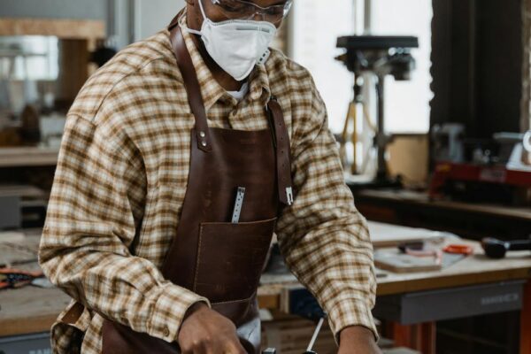 Handwerker arbeitet mit Kreissäge in Werkstatt - Symbolbild Handwerk Bayern Ausbildung
