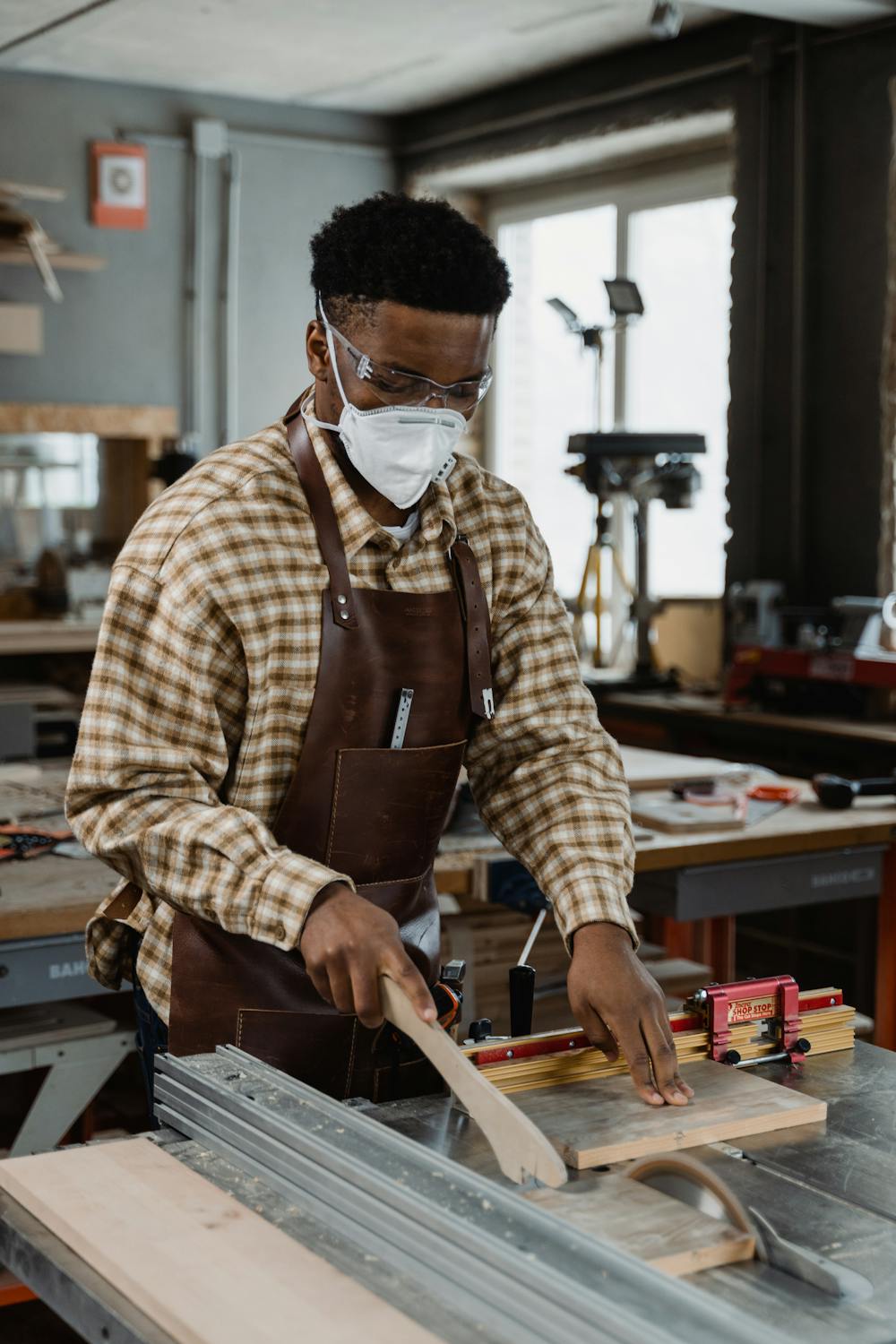 Handwerker arbeitet mit Kreissäge in Werkstatt - Symbolbild Handwerk Bayern Ausbildung