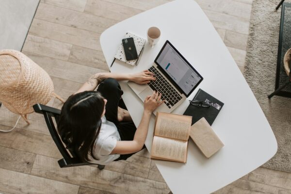 Frau arbeitet am Laptop zuhause - Homeoffice-Recht Bayern
