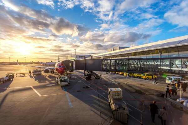 Flugzeug am Gate - Symbolbild Lufthansa Streik Ausweitung