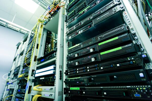 Server Racks in einem Rechenzentrum als Symbolbild fuer Rechenzentrum Muenchen