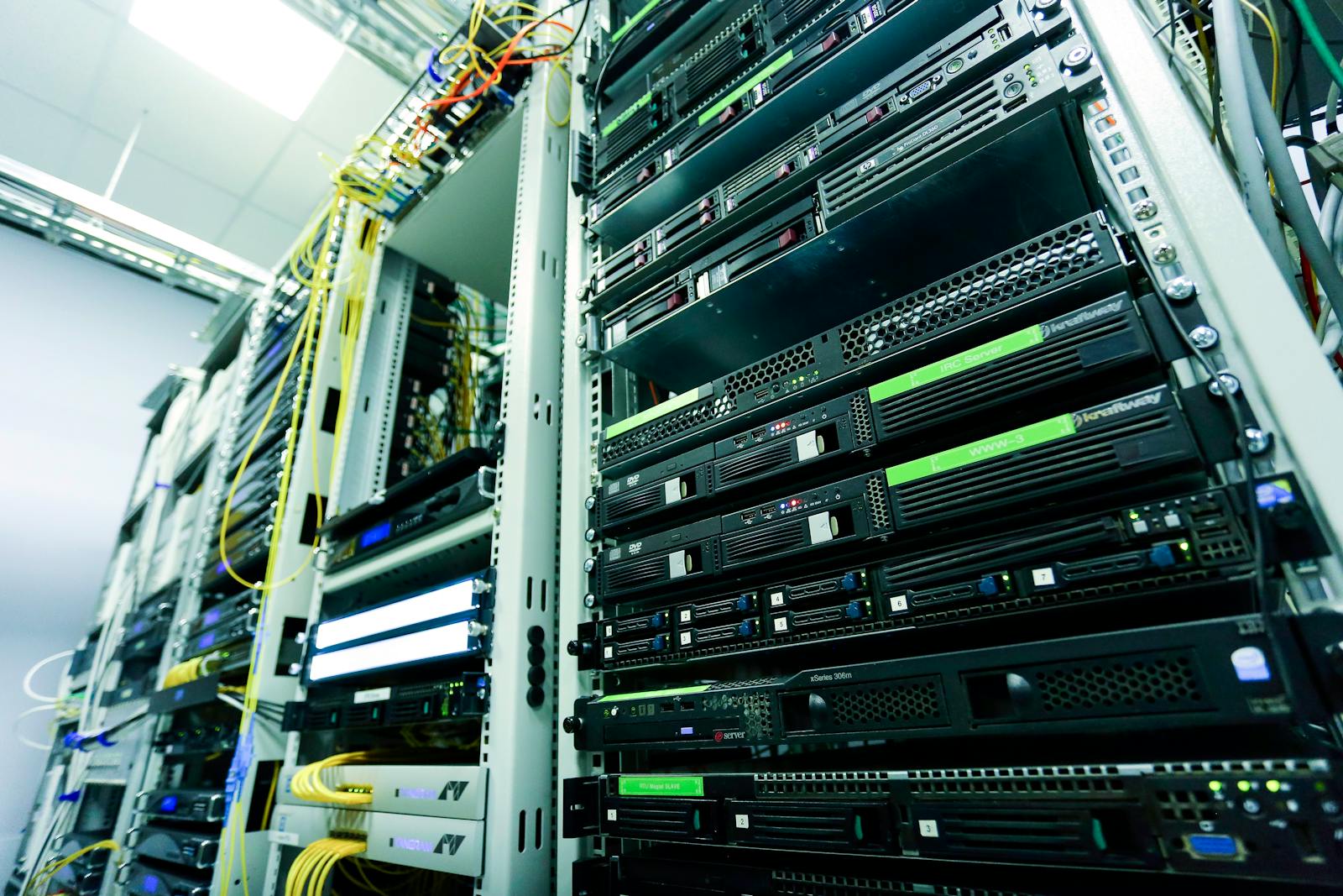 Server Racks in einem Rechenzentrum als Symbolbild fuer Rechenzentrum Muenchen