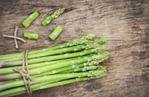 Frischer grüner Spargel auf Holzuntergrund - Bayerische Spargelsaison