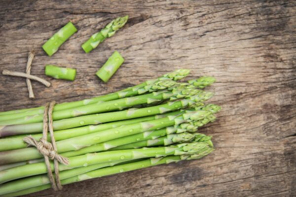 Frischer grüner Spargel auf Holzuntergrund - Bayerische Spargelsaison