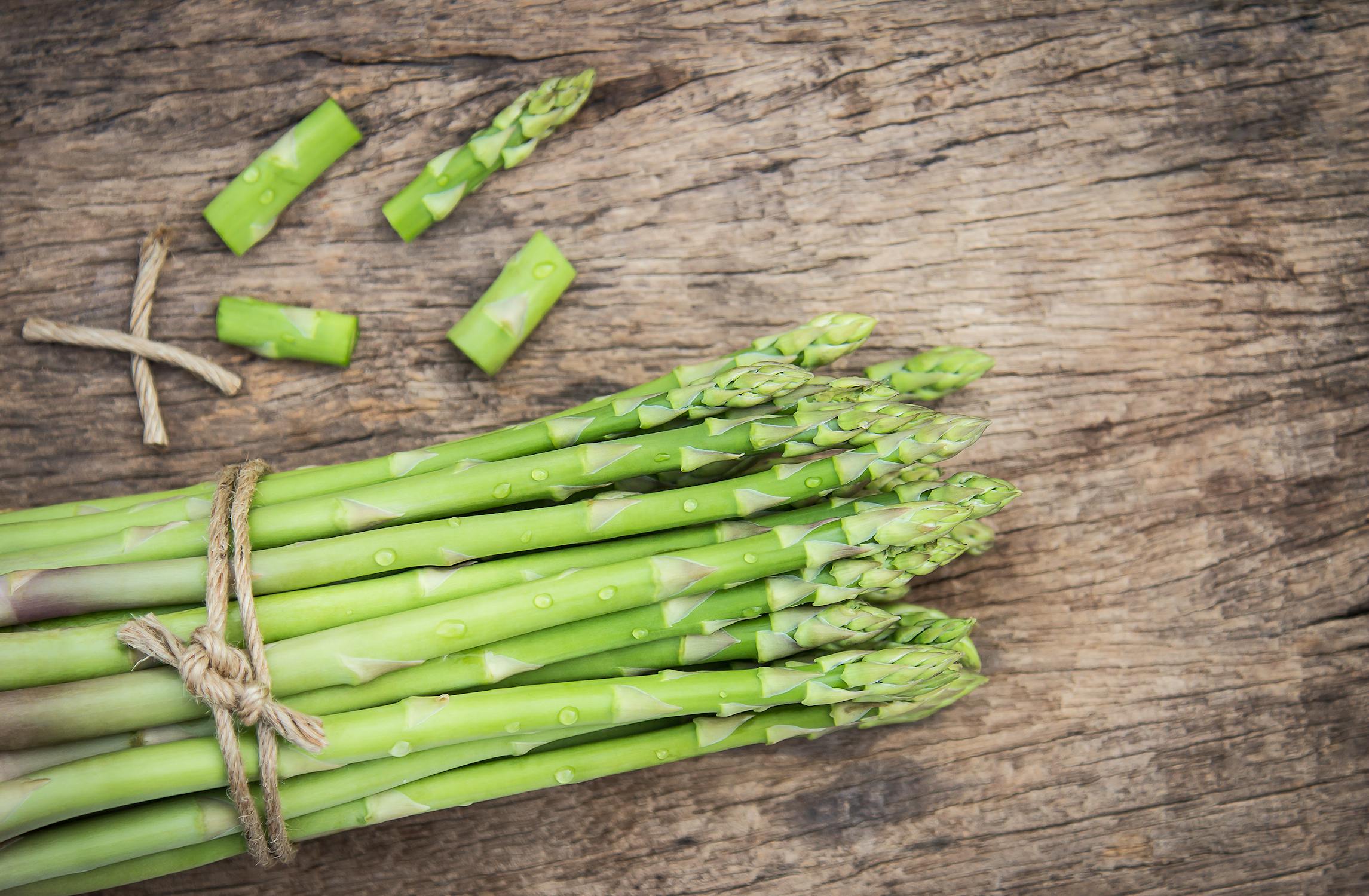 Frischer grüner Spargel auf Holzuntergrund - Bayerische Spargelsaison