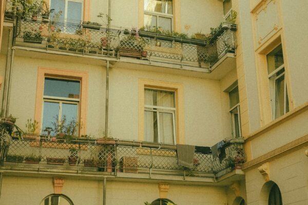 Innenhof eines Wohngebaeudes mit Balkonen als Symbolbild fuer Staatsbedienstetenwohnung Muenchen