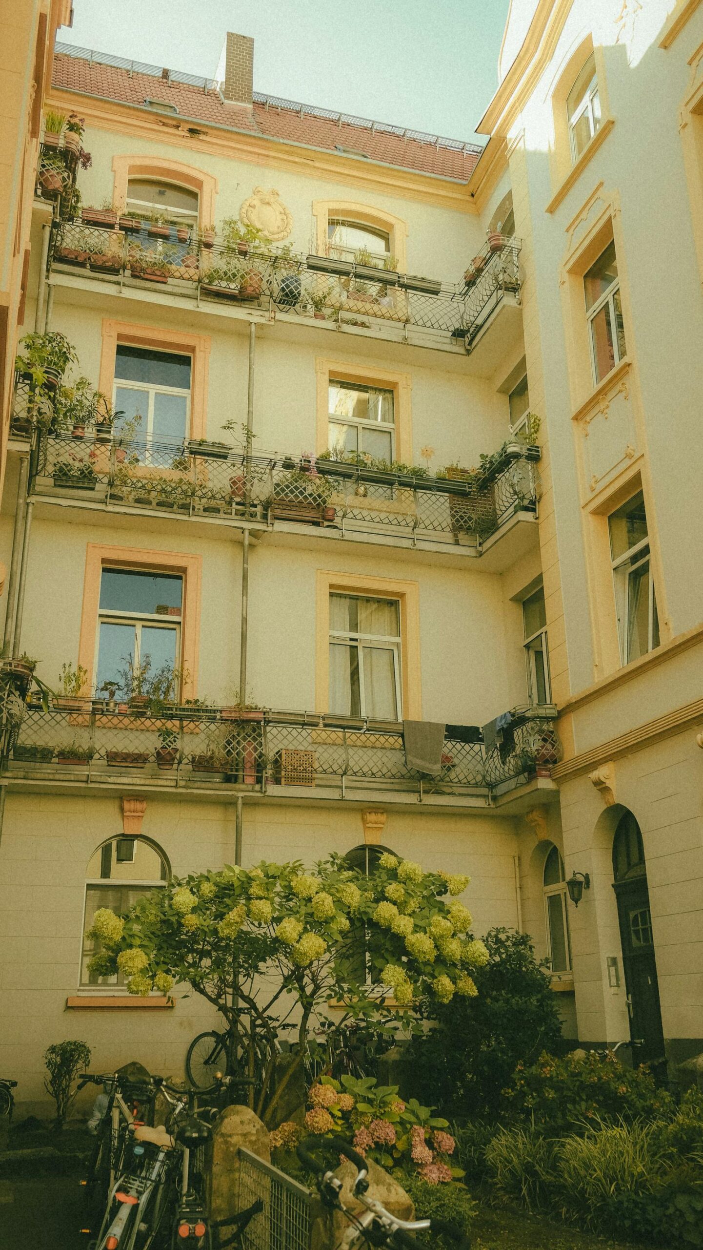 Innenhof eines Wohngebaeudes mit Balkonen als Symbolbild fuer Staatsbedienstetenwohnung Muenchen