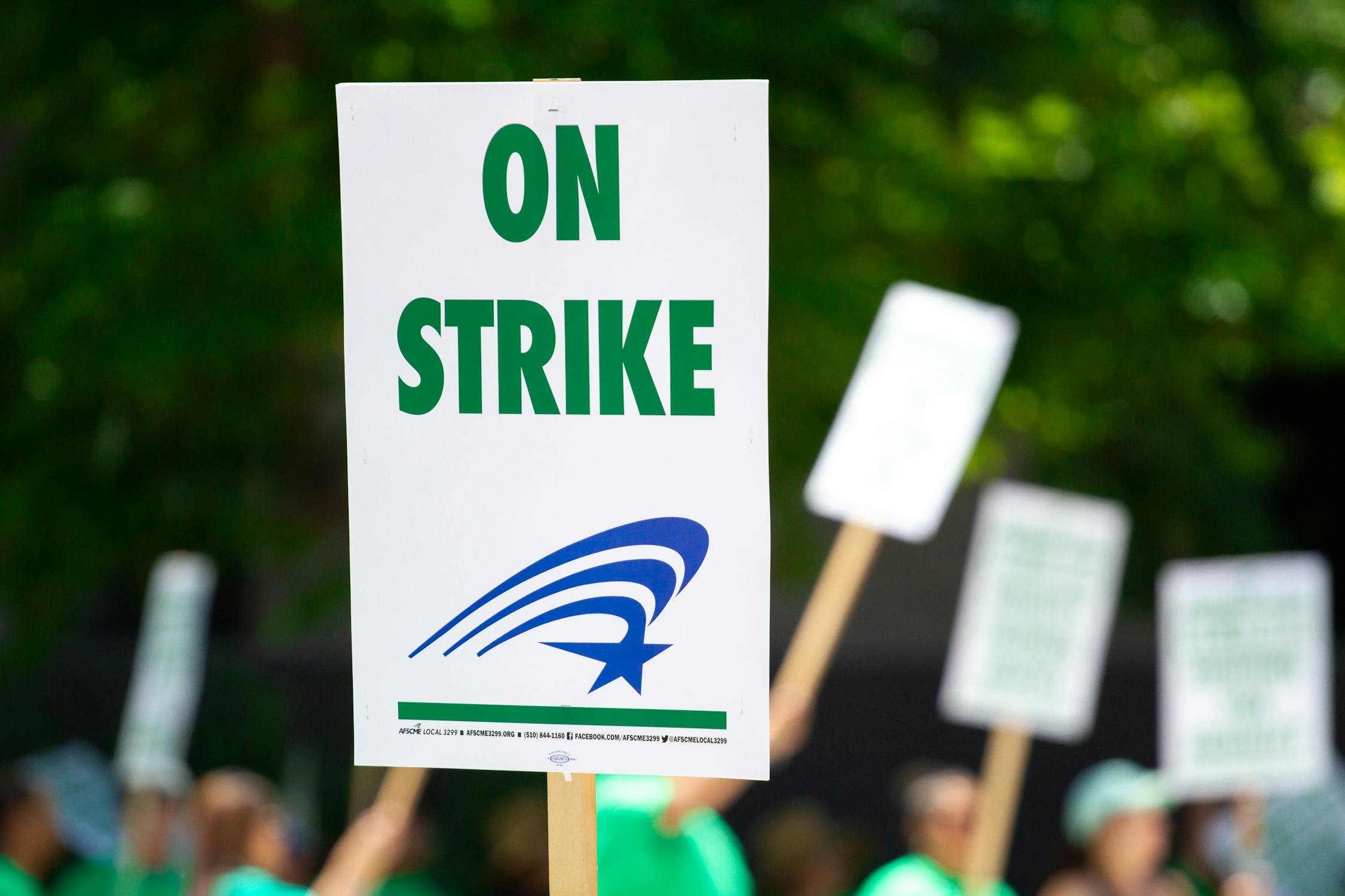 On Strike Schild bei Demonstration - Symbolbild Warnstreik