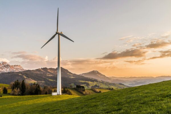 Windräder in Landschaft - Symbolbild Windkraft Bayern