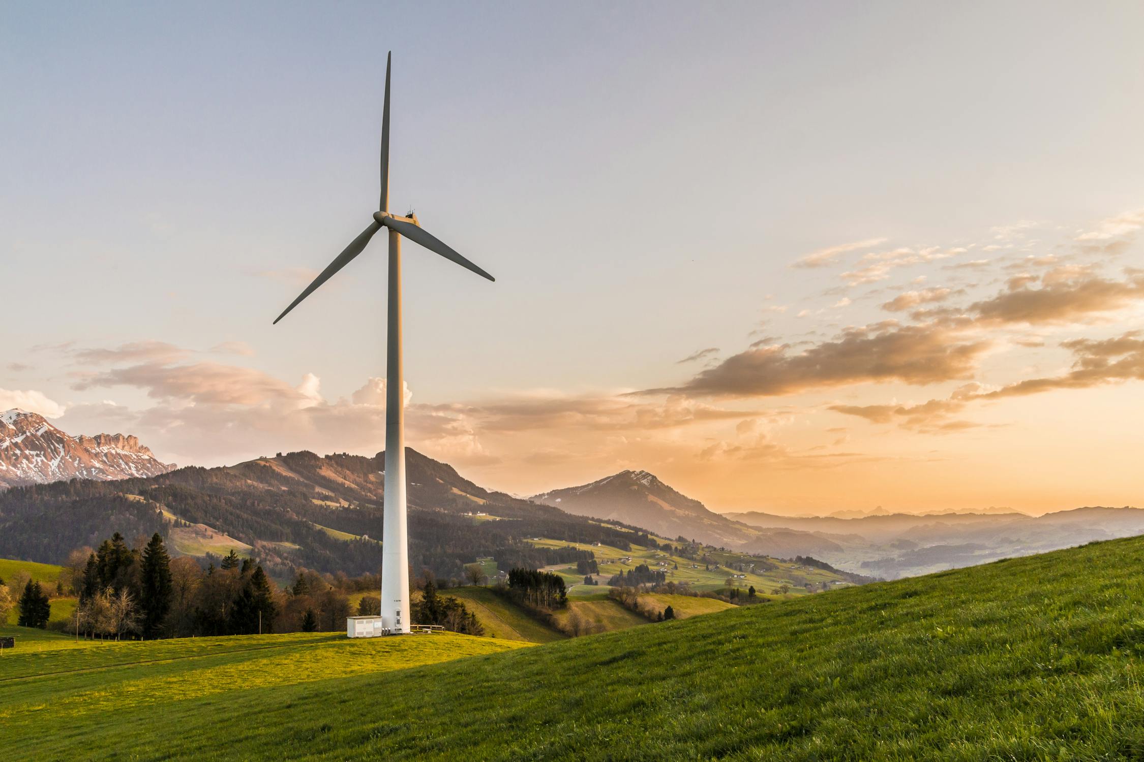 Windräder in Landschaft - Symbolbild Windkraft Bayern