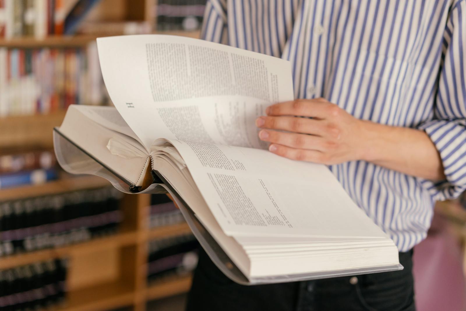 Haende halten ein Buch als Symbolbild fuer das bayerische Feiertagsgesetz FTG