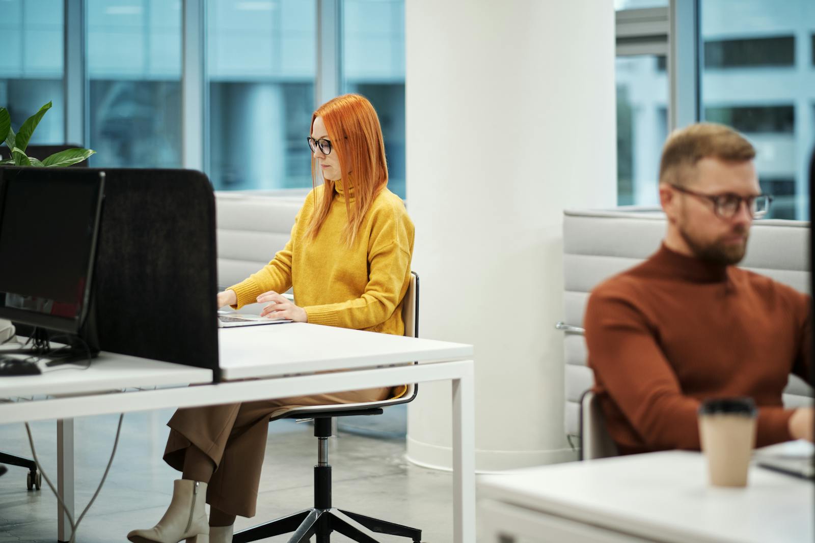 Frau am Schreibtisch im Buero als Symbolbild fuer Beihilfe Bayern Kontakt Landesamt fuer Finanzen