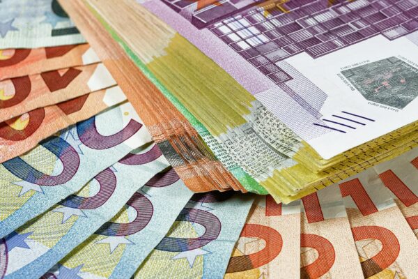 Euro Geldscheine als Symbolbild fuer Corona Soforthilfe Rueckzahlung Bayern