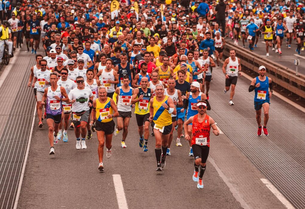Gruppe Laeufer bei Marathon als Symbolbild fuer Firmenlauf Nuernberg 2026 B2Run