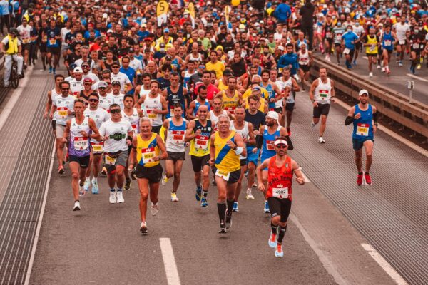 Gruppe Laeufer bei Marathon als Symbolbild fuer Firmenlauf Nuernberg 2026 B2Run