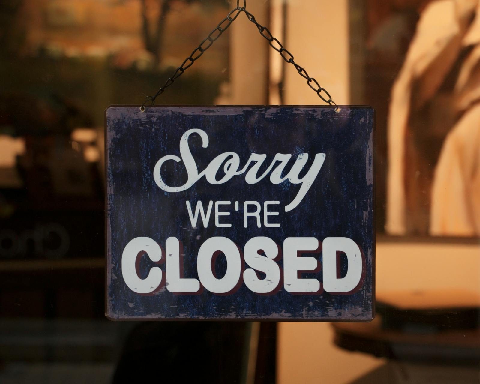 Sorry We are Closed Schild im Schaufenster als Symbolbild fuer Insolvenzbekanntmachungen Bayern