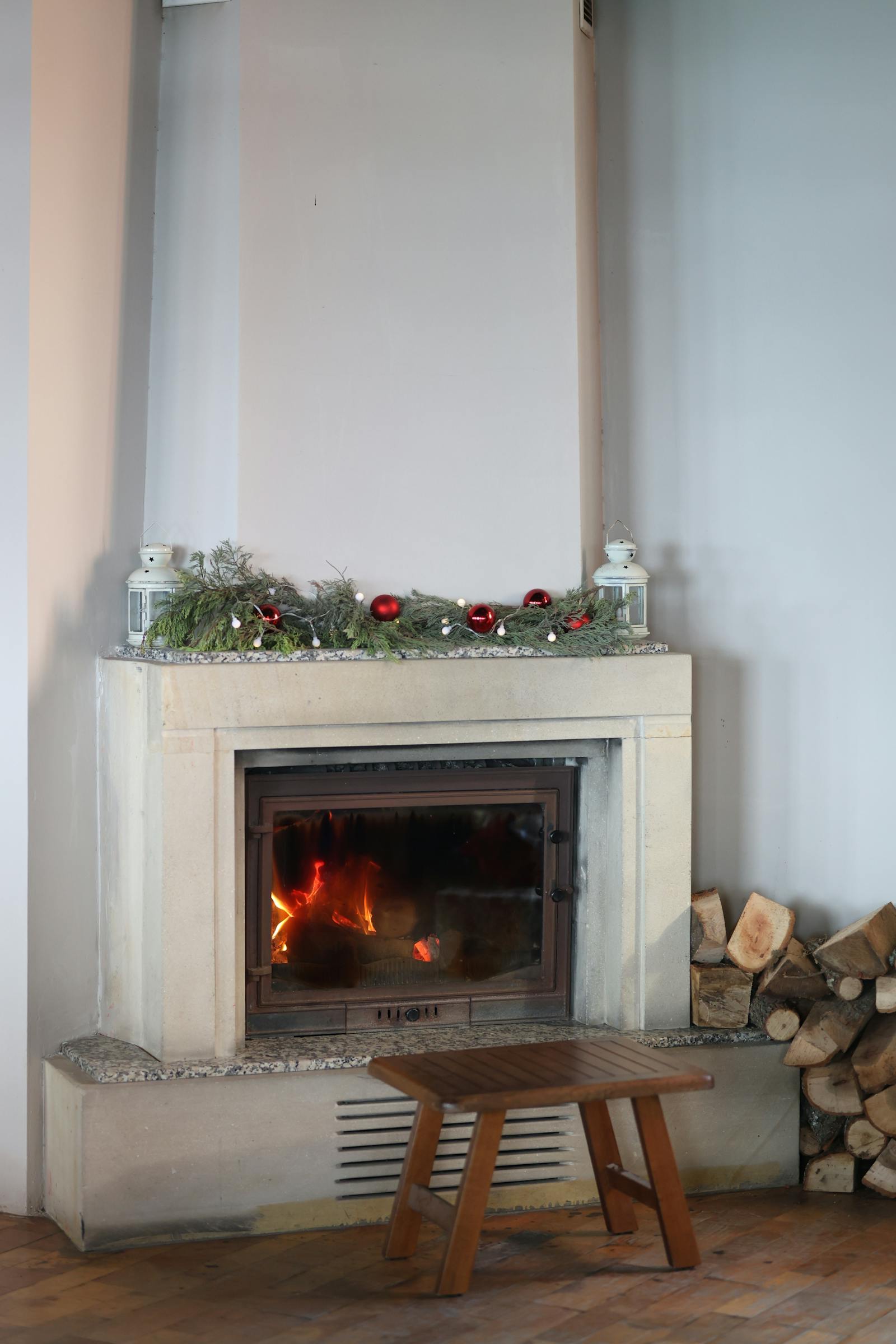 Gemuetlicher Kamin mit Feuer als Symbolbild fuer Kaminkehrer Kosten Bayern