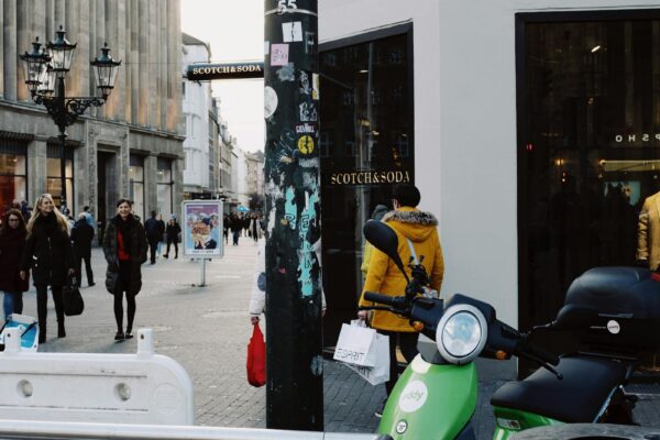 Polizei-Strassenschild in deutscher Stadt als Symbolbild fuer Leistungspraemie Beamte Bayern