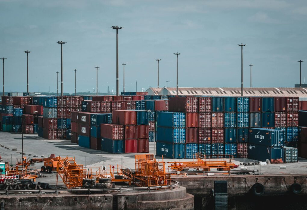Containerschiff Hafen Logistik - Lieferkettensorgfaltspflichtengesetz Bayern