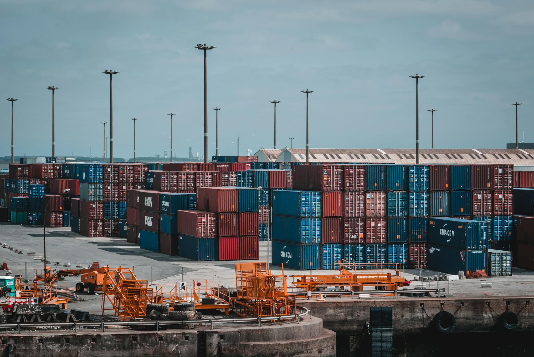 Containerschiff Hafen Logistik - Lieferkettensorgfaltspflichtengesetz Bayern