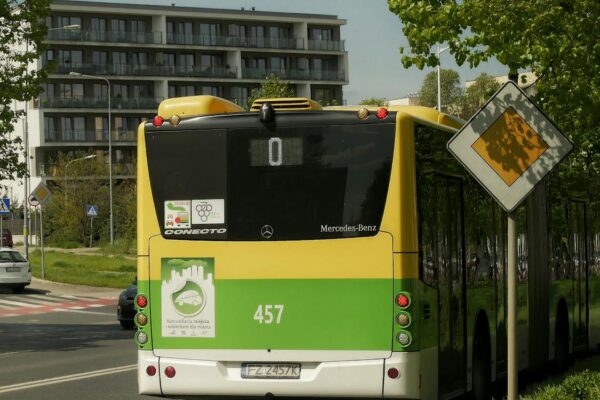 Moderner MAN Bus auf der Straße - MAN Truck und Bus Elektrowende München