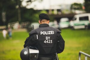 Polizist in schwarzer Uniform von hinten als Symbolbild fuer Polizei Einstellungstest Bayern