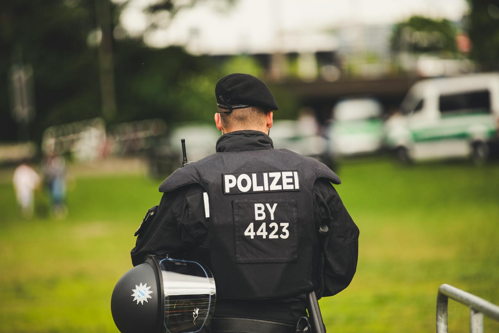 Polizist in schwarzer Uniform von hinten als Symbolbild fuer Polizei Einstellungstest Bayern