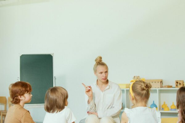 Erzieherin in einer Kindertageseinrichtung als Symbolbild fuer Quereinstieg Erzieher Bayern