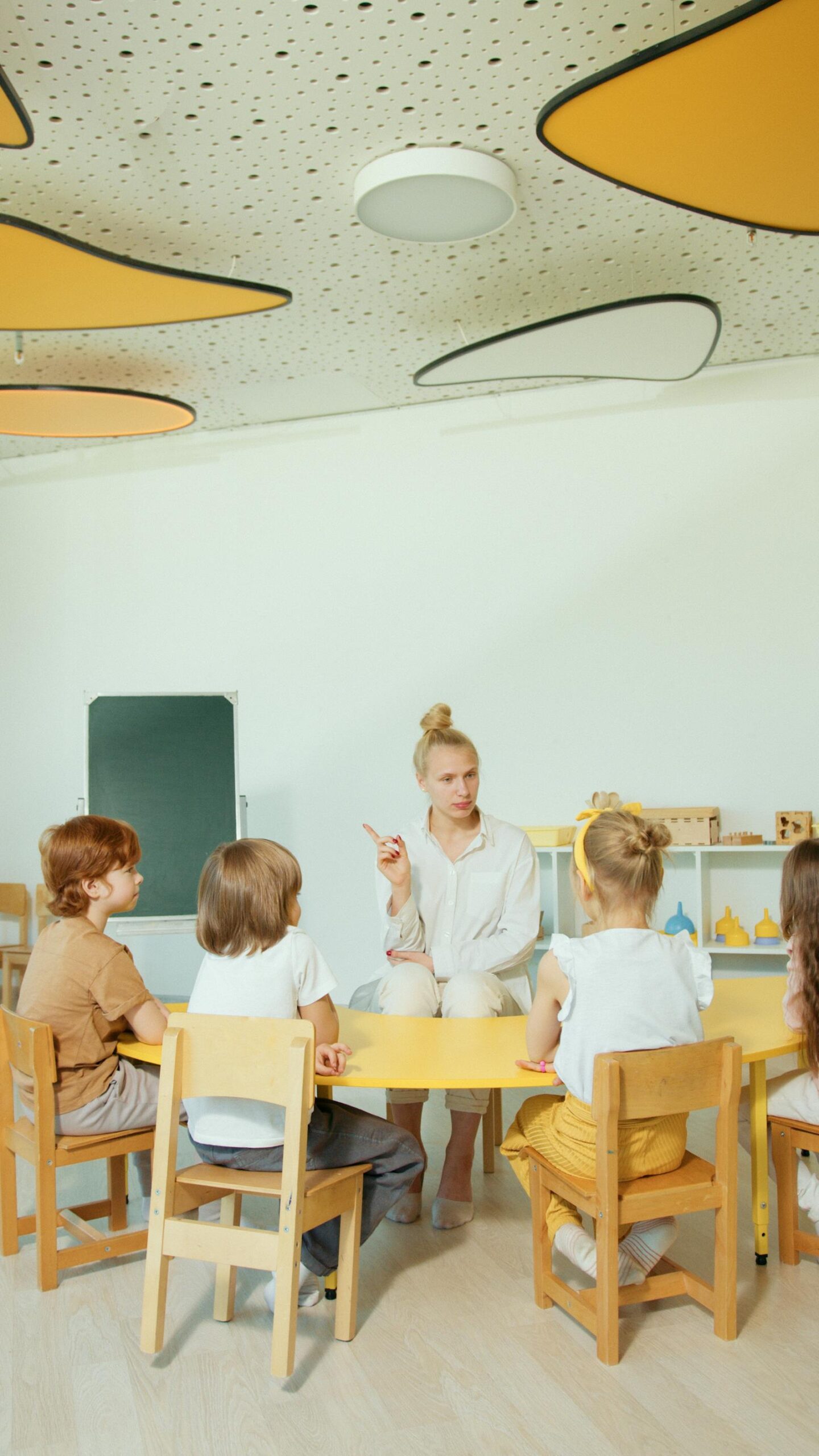 Erzieherin in einer Kindertageseinrichtung als Symbolbild fuer Quereinstieg Erzieher Bayern