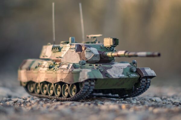 Panzermodell Leopard als Symbolbild fuer Ruestungsunternehmen Bayern