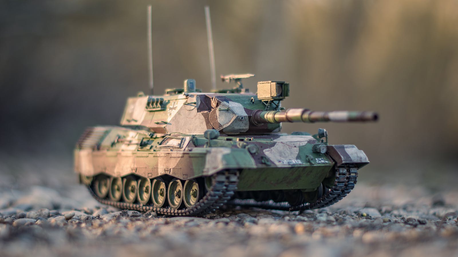 Panzermodell Leopard als Symbolbild fuer Ruestungsunternehmen Bayern