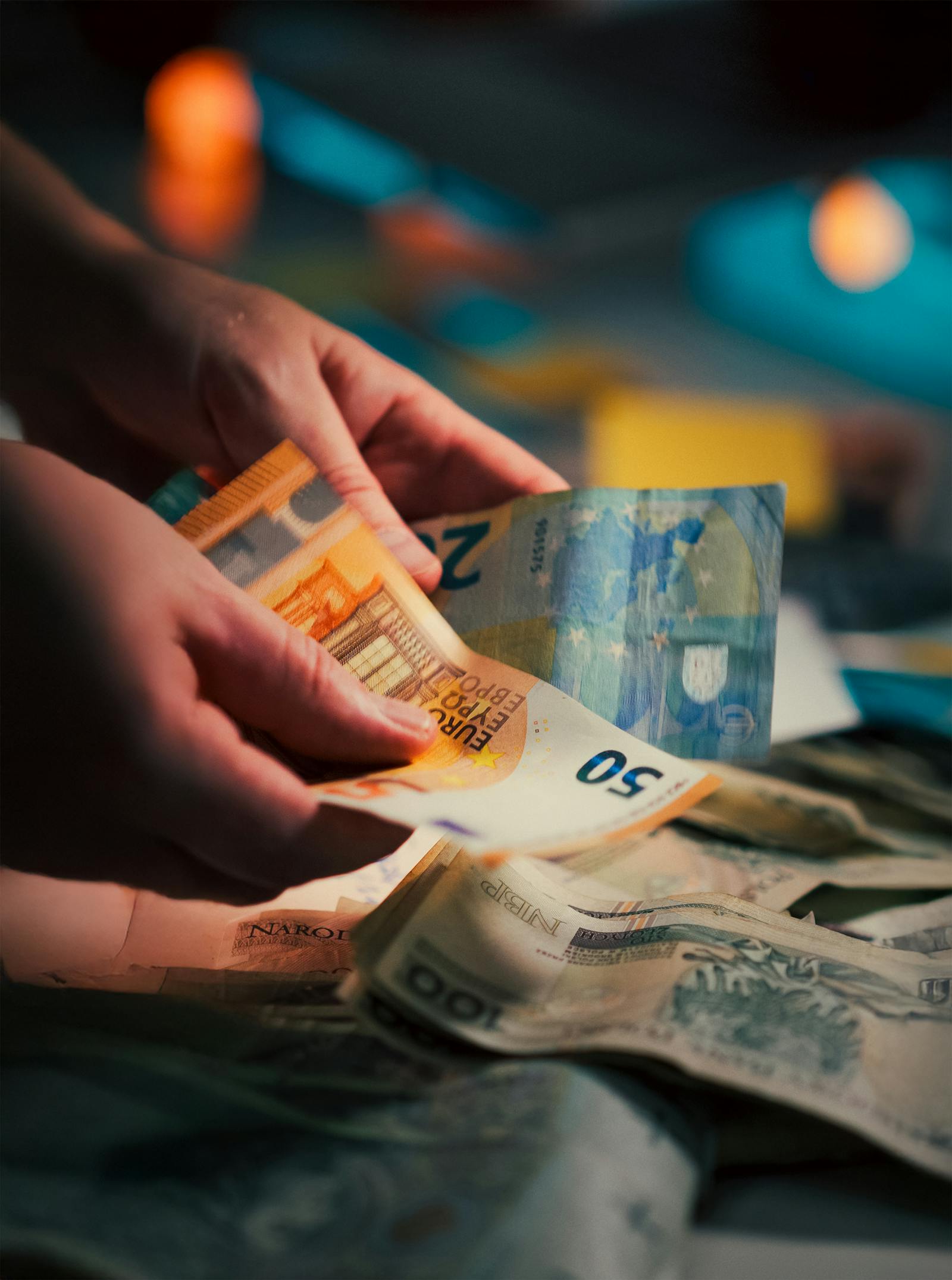 Haende zaehlen Euro-Banknoten als Symbolbild fuer Strukturzulage Bayern