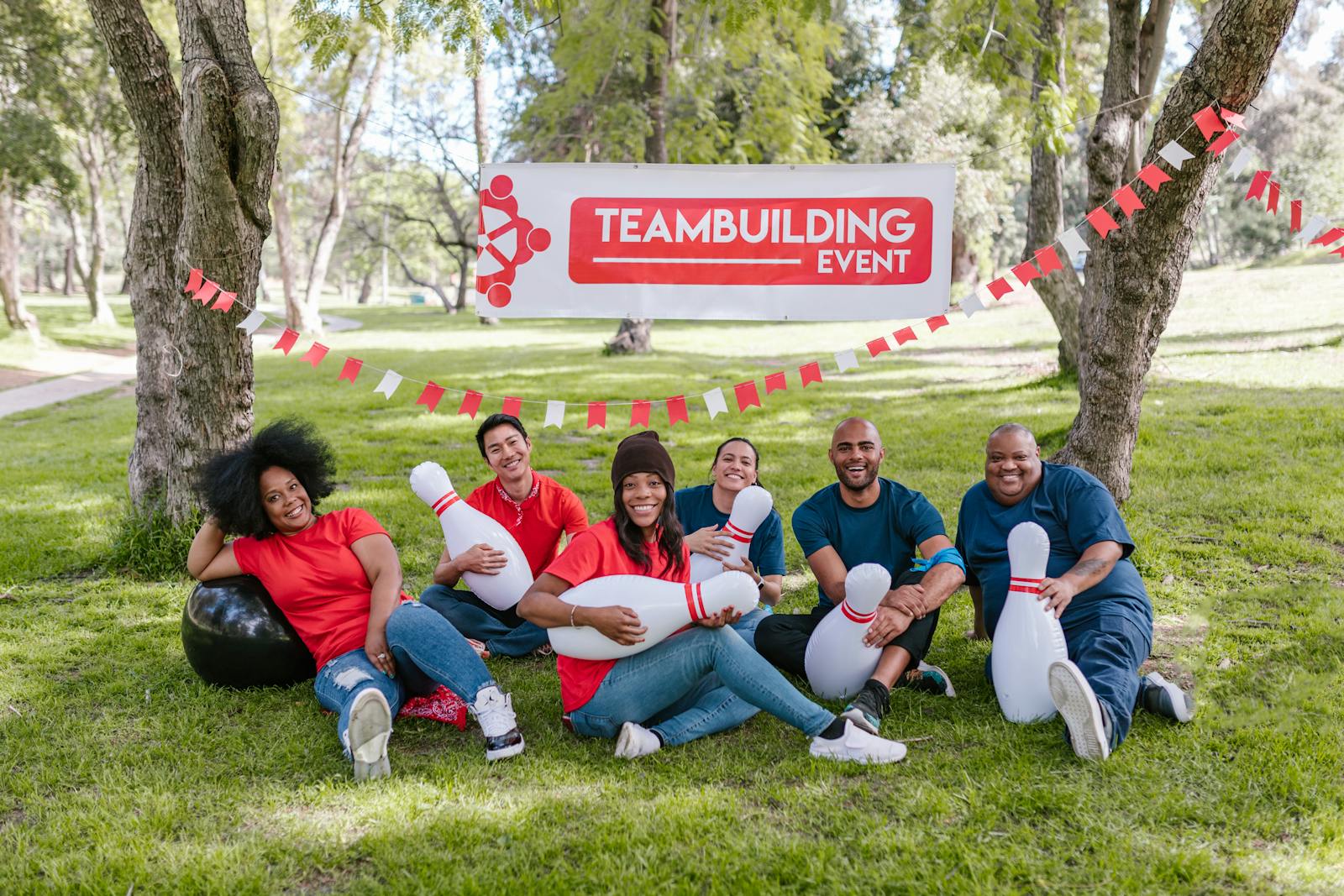 Team Building Outdoor Event Gruppe im Park als Symbolbild fuer Teambuilding Bayern