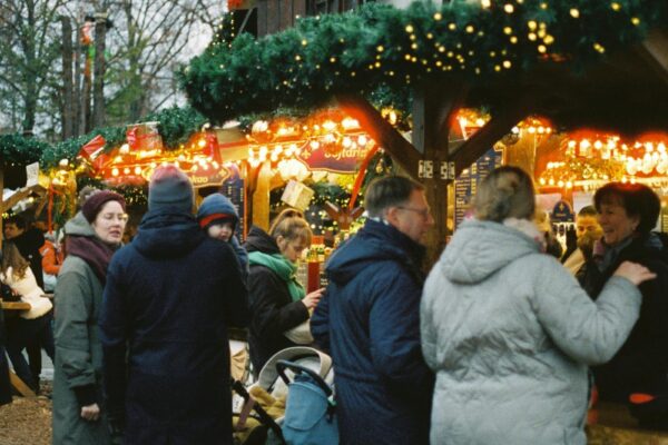 Stimmungsvoller Weihnachtsmarkt mit Lichtern als Symbolbild fuer Weihnachtsmaerkte Bayern