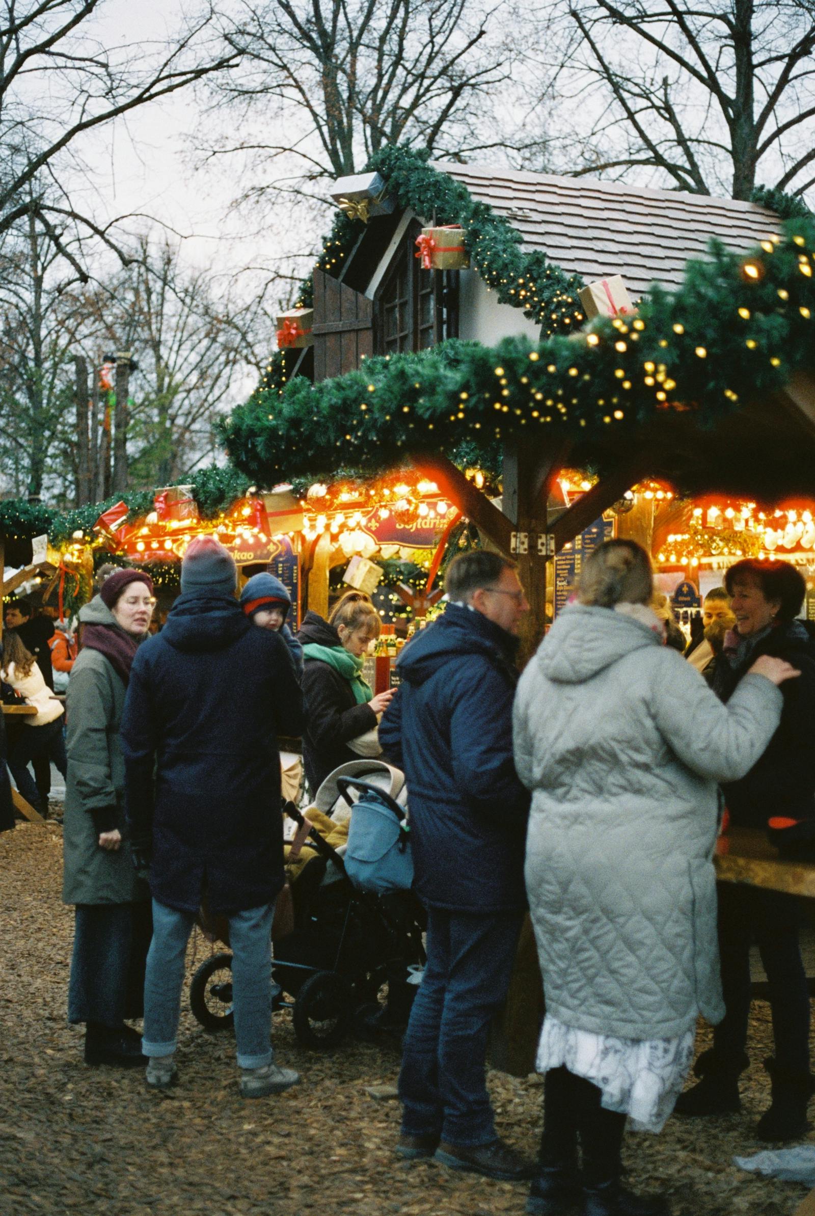 Stimmungsvoller Weihnachtsmarkt mit Lichtern als Symbolbild fuer Weihnachtsmaerkte Bayern