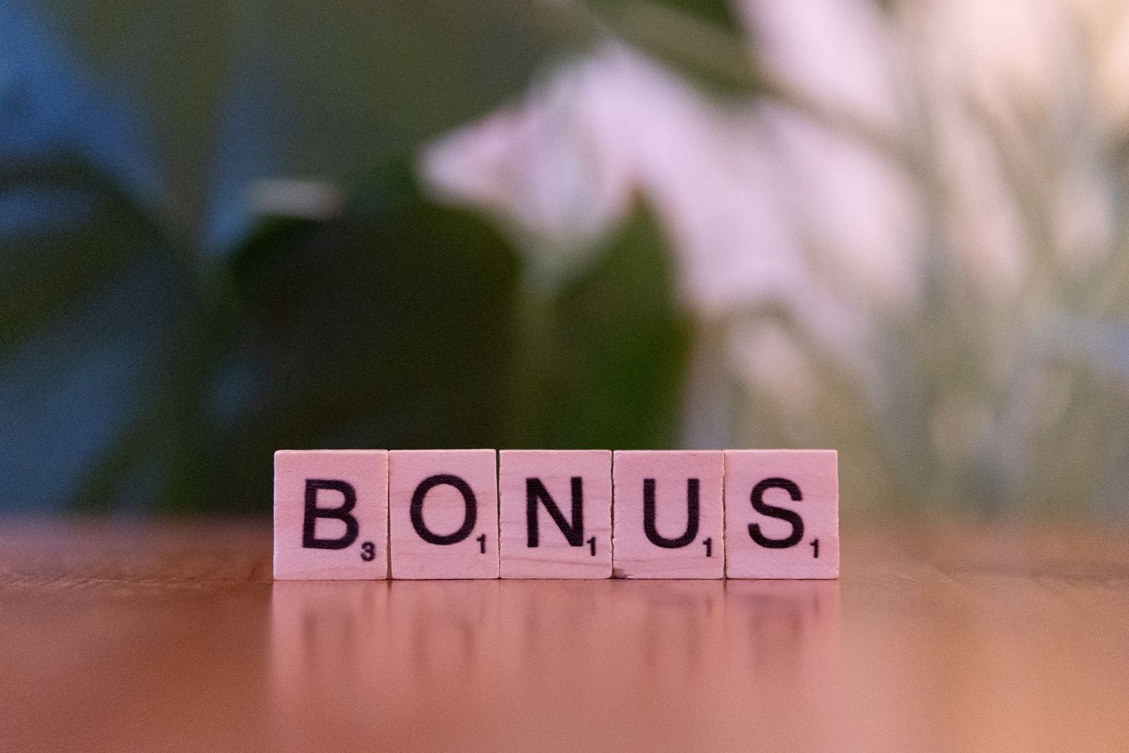 Scrabble Steine Bonus als Symbolbild fuer 1000 Euro Krisenbonus oeffentlicher Dienst Bayern