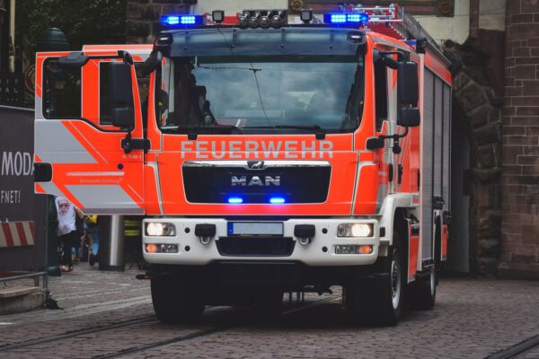 Feuerwehrauto im Einsatz als Symbolbild fuer Feuerwehrmann geblitzt Fahrverbot Taucha