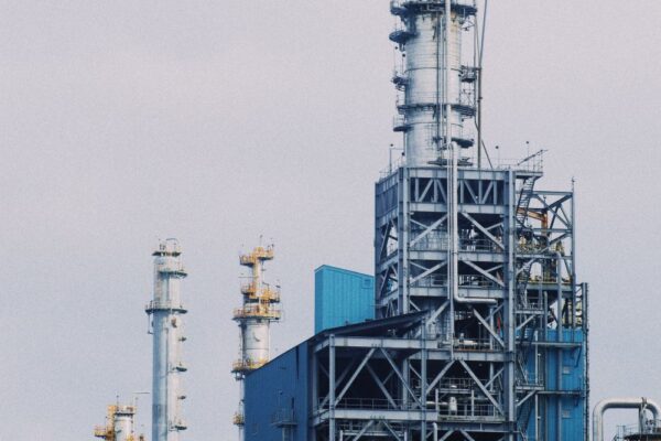 Industrieanlage vor Himmel - Bayerische Industrie April 2026