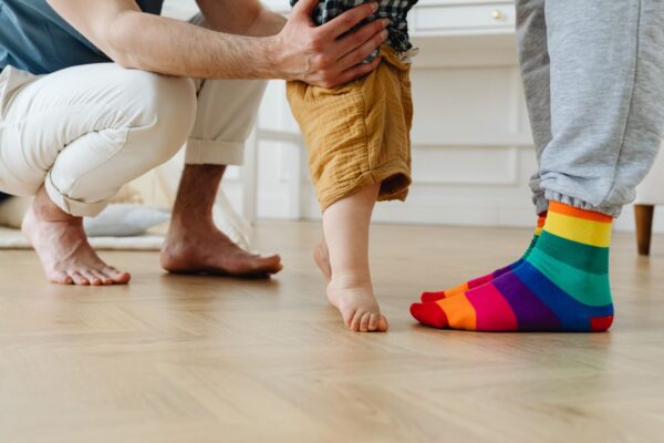Familie mit Kind beim Laufenlernen als Symbolbild fuer Kindergeld Auszahlungstermine Bayern 2026