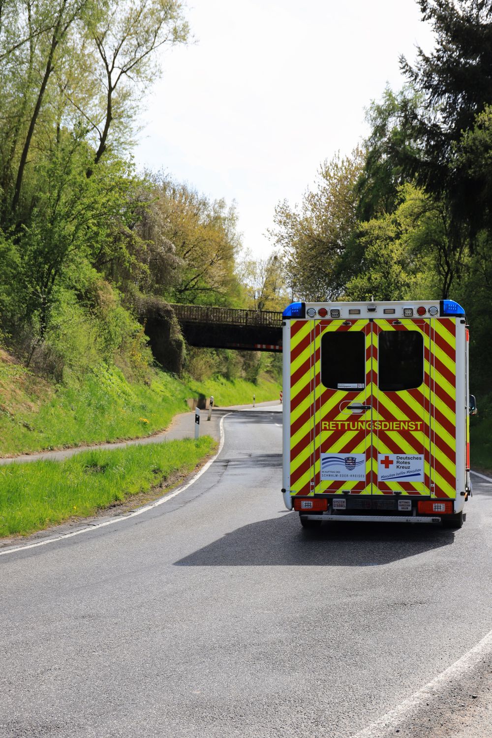 Krankenwagen auf Landstraße - Symbolbild Unternehmensversicherungen Bayern