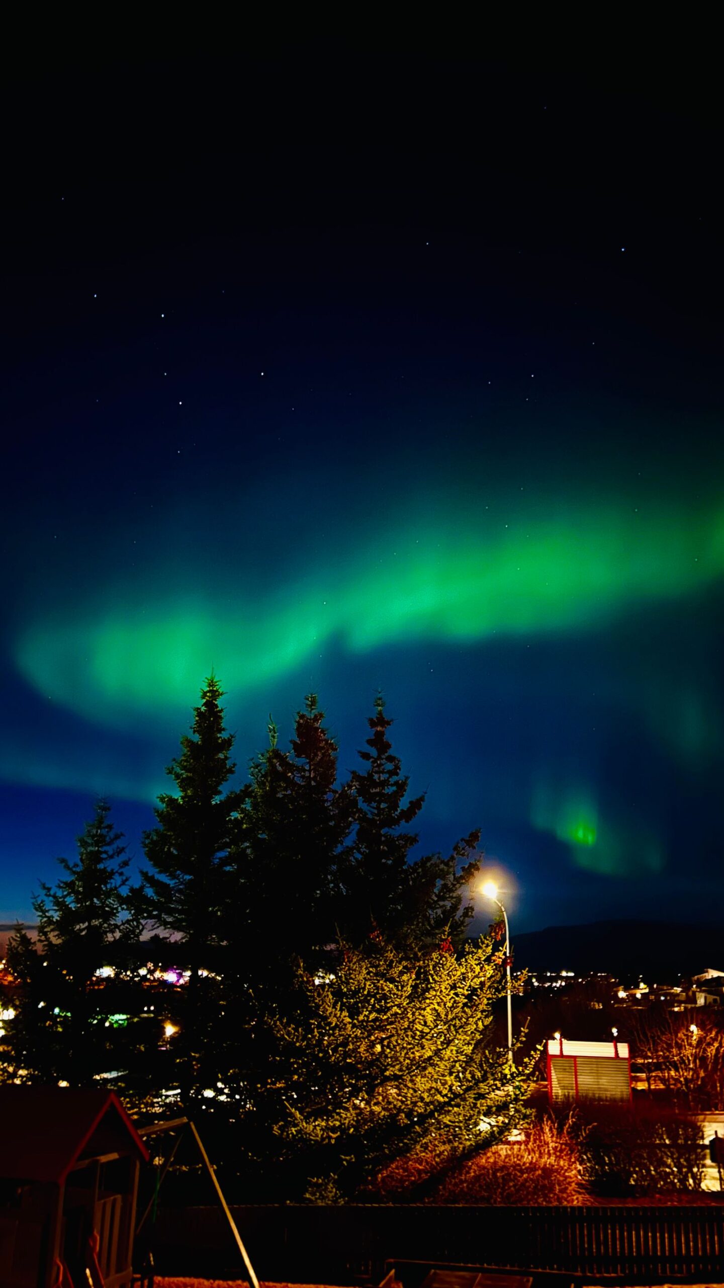 Polarlichter am Nachthimmel als Symbolbild fuer Polarlichter Bayern Nordlichter Sichtbarkeit