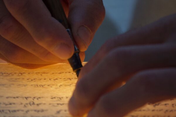 Handschrift mit Federkiel als Symbolbild fuer v.a. Abkuerzung Bedeutung und Schreibweise