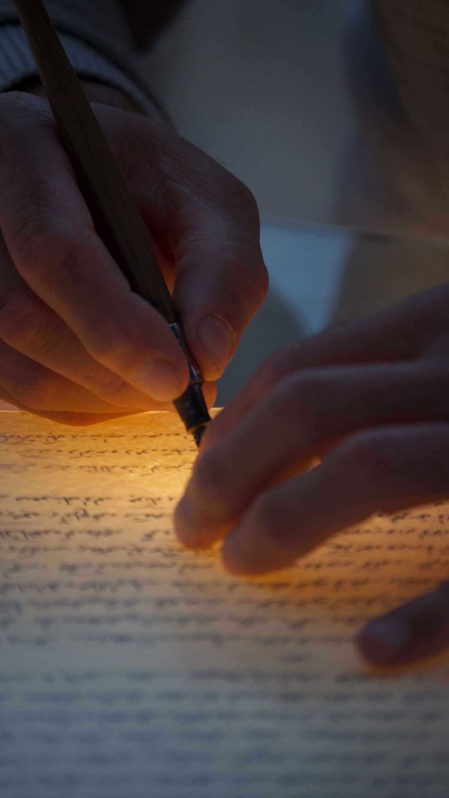 Handschrift mit Federkiel als Symbolbild fuer v.a. Abkuerzung Bedeutung und Schreibweise