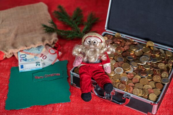 Weihnachts und Geld Motiv als Symbolbild fuer Weihnachtsgeld oeffentlicher Dienst Bayern Jahressonderzahlung