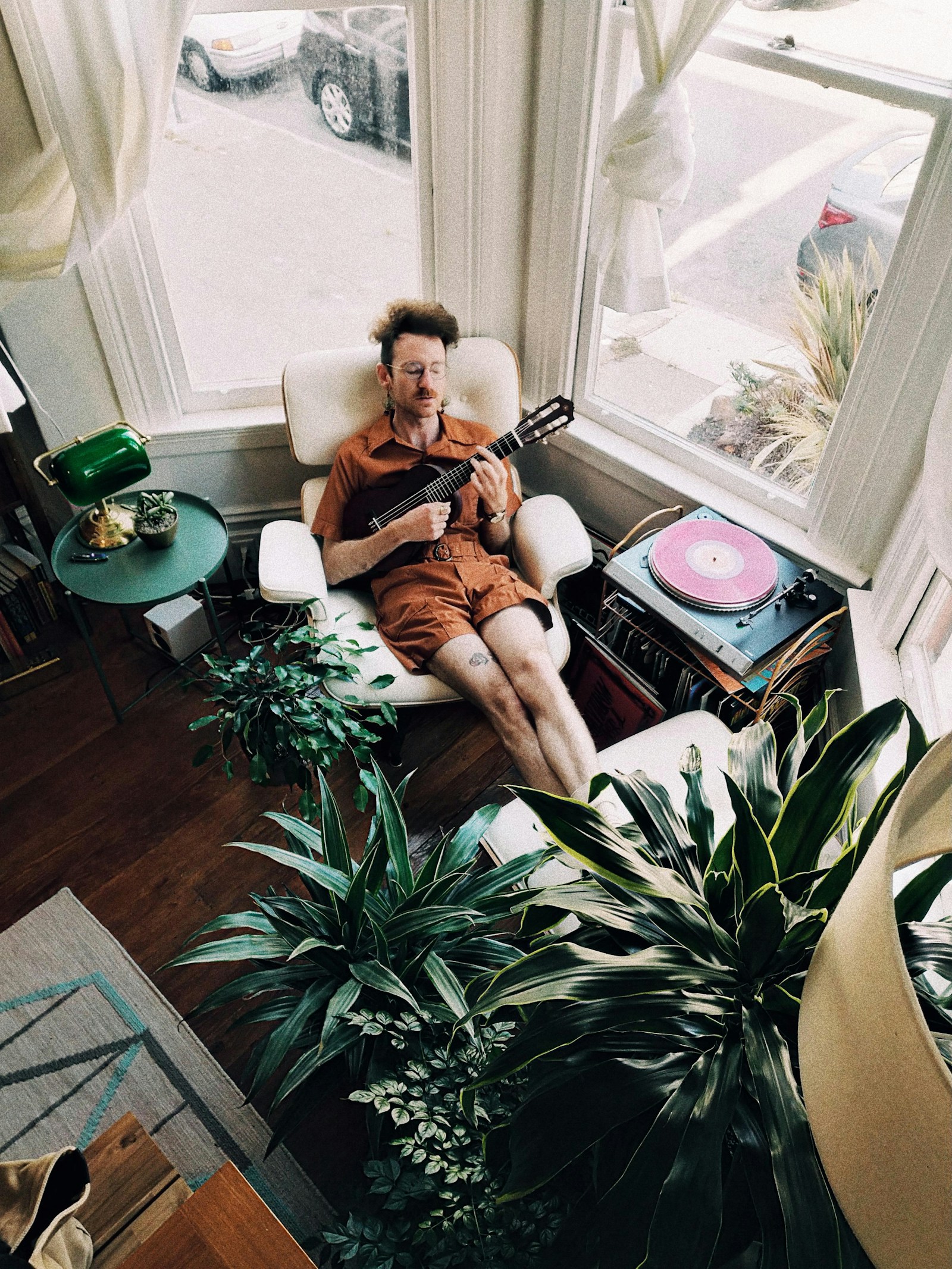 Mann sitzt zu Hause auf dem Sofa als Symbolbild fuer Hitze am Arbeitsplatz und hitzefrei
