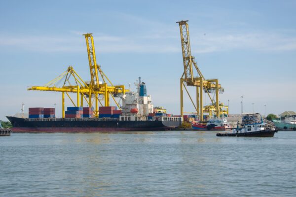 Containerschiff im Hafen - EU-Mercosur Bayern Exporteure
